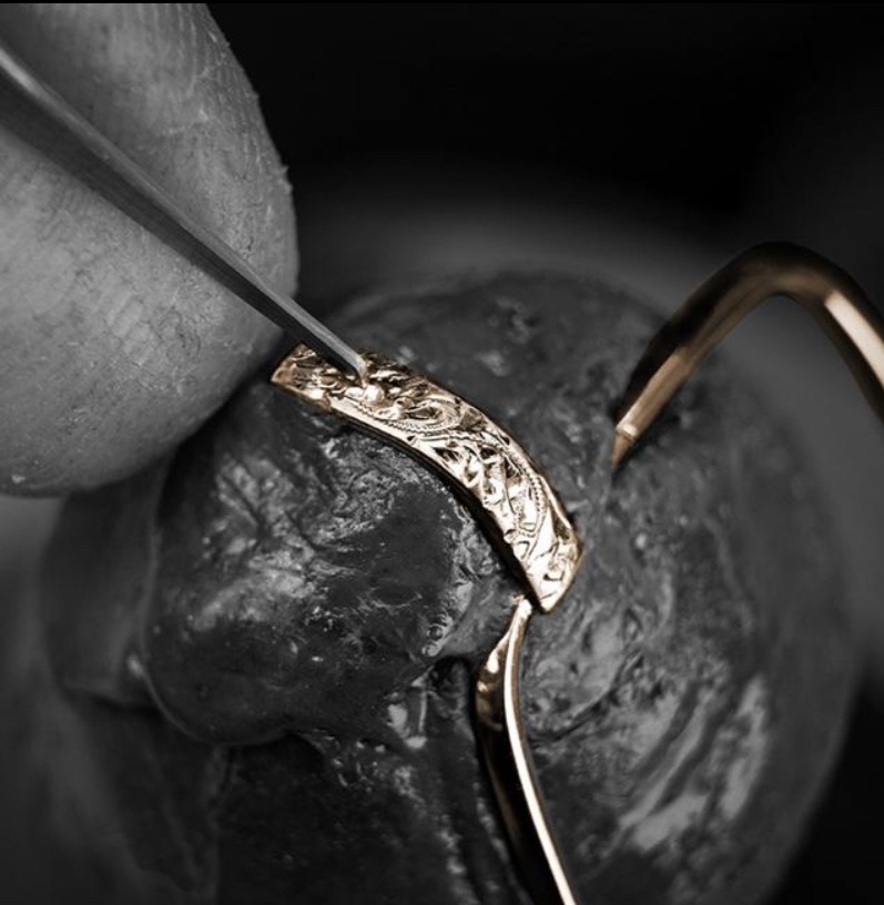 Gold Customised Eyewear: Where Luxury Meets Your Personal Style